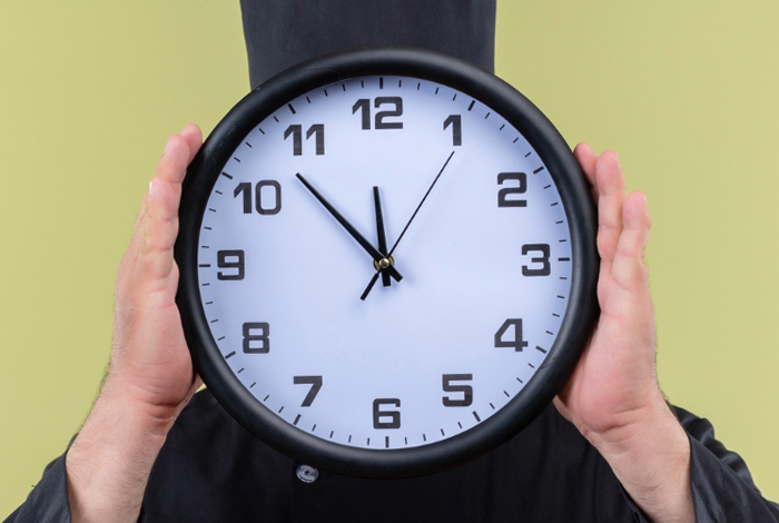 시계를 들고 있는 이미지