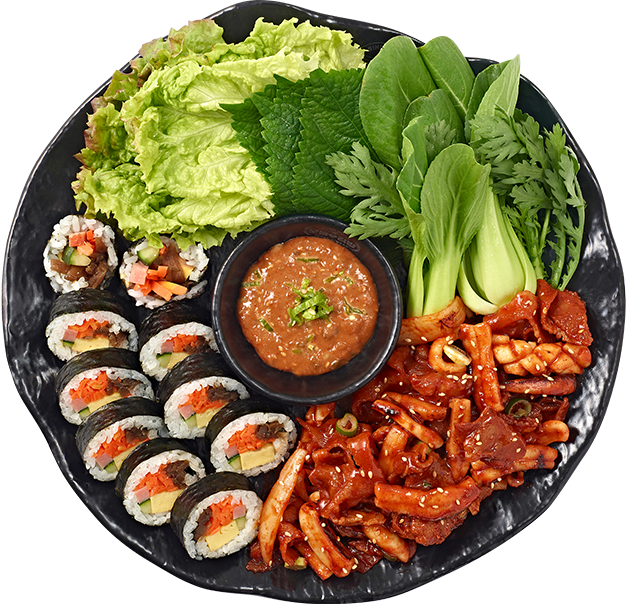 김밥과 샐러드가 담긴 접시